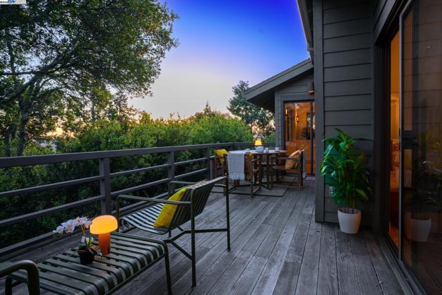 351 El Toyonal, Orinda CA: https://media.crmls.org/mediaz/968d497e-c1f3-4ca0-8d94-f51a9a273eb5.jpg