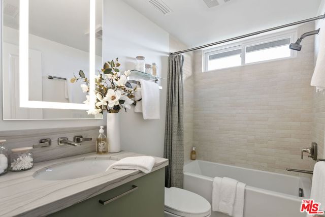 1305 Duende Lane, Pacific Palisades CA: https://media.crmls.org/mediaz/968dca21-2267-44e8-96a3-a4268d60affc.jpg