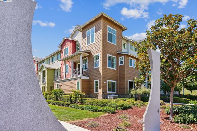 389 Basswood Cmn, Livermore CA: https://media.crmls.org/mediaz/968f833a-ba3f-476e-bd74-81ea9c0456ae.jpg