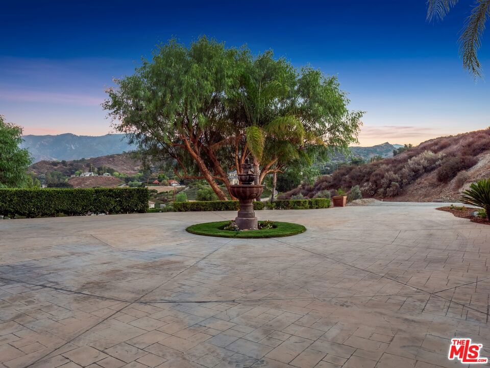 https://media.crmls.org/mediaz/968f9e52-4295-46b9-a1b5-1528908b8ac2.jpg?preset=X-Large