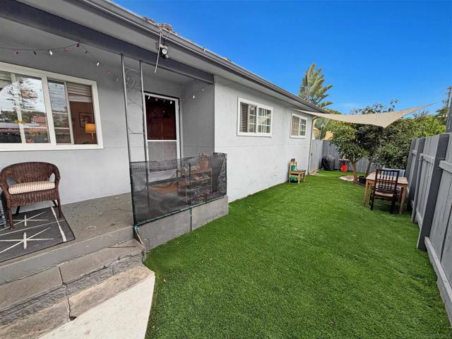 647 San Dieguito Dr., Encinitas CA: https://media.crmls.org/mediaz/96916774-526a-4922-8057-410dec264e6c.jpg