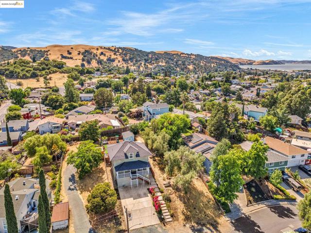 2350 W Shell Ave, Martinez CA: https://media.crmls.org/mediaz/9691d626-e56a-480d-ad30-0e36577c34b6.jpg