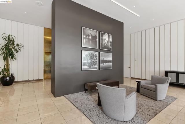 565 Bellevue Ave, Oakland CA: https://media.crmls.org/mediaz/96954fd8-f3ba-4518-881f-33c3d90b11ef.jpg