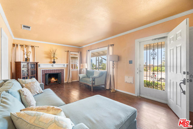 9710 Crenshaw Boulevard, Inglewood CA: https://media.crmls.org/mediaz/9696b21c-3be7-4672-90d6-268125eb712b.jpg