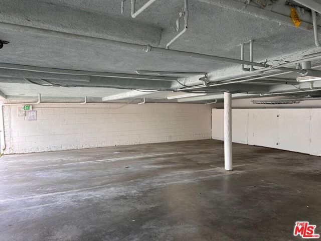 2221 Ocean Avenue, Santa Monica CA: https://media.crmls.org/mediaz/9696df16-80c6-4919-afa4-8e1a26d3ccd8.jpg
