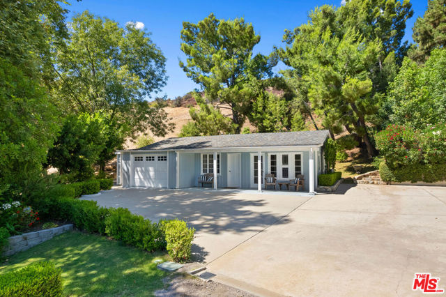 33269 Mulholland Highway, Malibu CA: https://media.crmls.org/mediaz/9697705e-19c4-437a-8230-1655d6e6842f.jpg