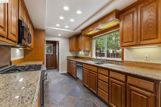 UNDER CABINET LIGHTING