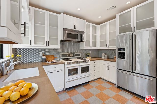 2116 Princeton Avenue, Los Angeles CA: https://media.crmls.org/mediaz/969aa65c-7fde-4e9a-9e79-4cd24841a666.jpg