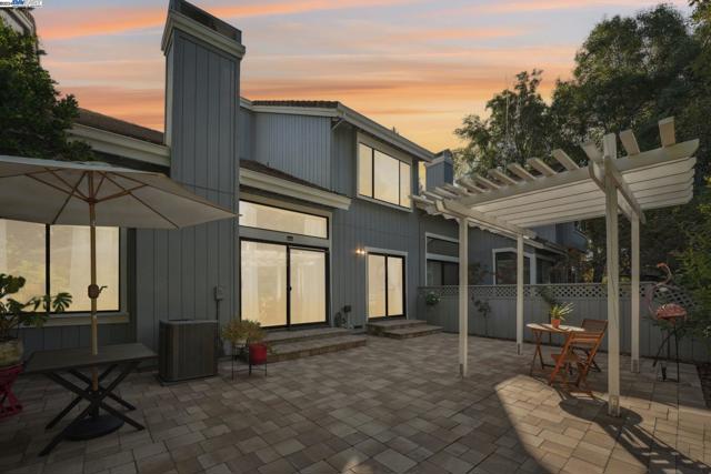 108 Kingswood Cir, Danville CA: https://media.crmls.org/mediaz/969bb408-6095-4f14-825d-ca38a6bac1f1.jpg