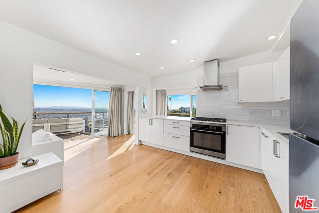 8494 Cole Crest Drive, Los Angeles CA: https://media.crmls.org/mediaz/969c2e7a-0211-48f6-a36c-049b6736e957.jpg
