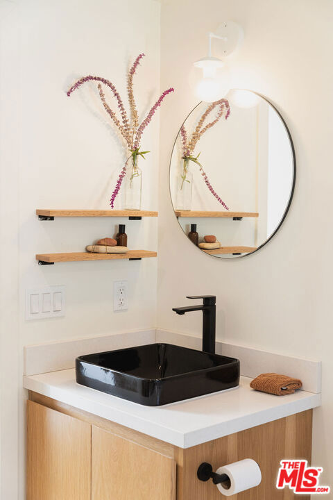 43 Paradise Cove Road, Malibu CA: https://media.crmls.org/mediaz/969d1c52-8e1e-4c83-822e-7cf0218d9e27.jpg