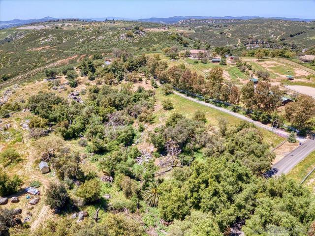 24903 Oakana Rd, Ramona CA: https://media.crmls.org/mediaz/969d306f-b661-4c25-92c8-204592444040.jpg