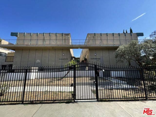 10840 Camarillo Street, North Hollywood CA: https://media.crmls.org/mediaz/969dd235-5f08-434e-be7f-5d5425861a75.jpg