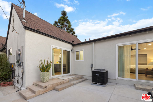 821 S Cloverdale Avenue, Los Angeles CA: https://media.crmls.org/mediaz/969de463-000d-48d7-a770-f02dba5b1138.jpg