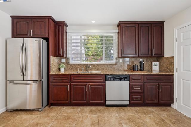 2643 99Th Ave, Oakland CA: https://media.crmls.org/mediaz/969e2e89-8ad5-434e-a5ad-a6b78febe348.jpg