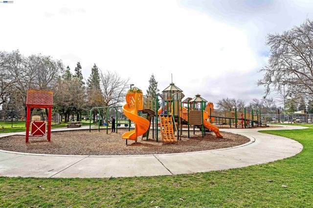 1589 Friendly St, Manteca CA: https://media.crmls.org/mediaz/969e37e0-2fec-481d-9374-07d72f56a412.jpg