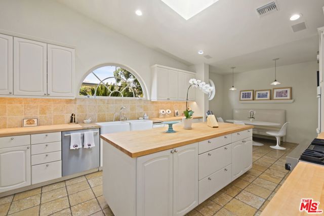 1634 Gilcrest Drive, Beverly Hills CA: https://media.crmls.org/mediaz/969f57c3-bb08-42a7-a565-7366caceaec0.jpg