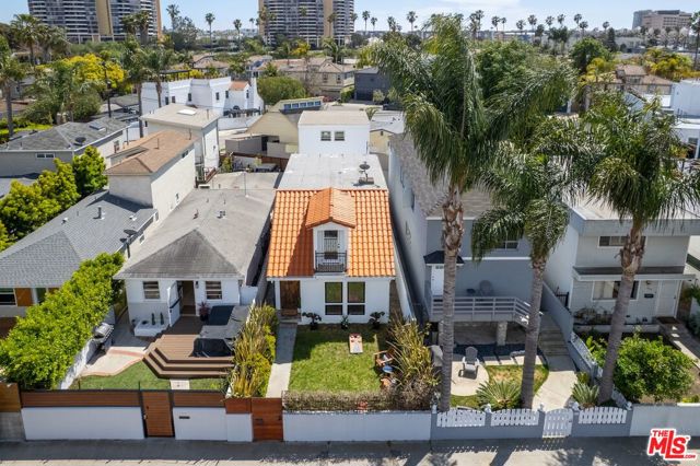 666 Marr Street, Venice CA: https://media.crmls.org/mediaz/969fbbb6-69e6-46e7-ab15-85e9aa1fe851.jpg