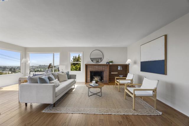 1748 Wesley Ave, El Cerrito CA: https://media.crmls.org/mediaz/969fe70a-c4c3-4e4d-ae60-c7fb9dfb2e0d.jpg
