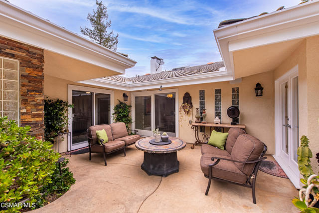 Sitting area off Breakfast nook