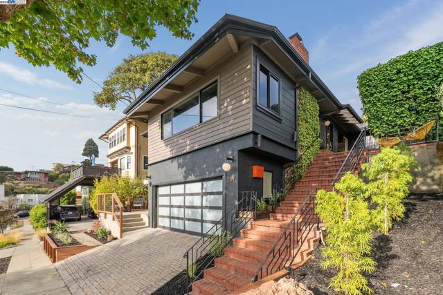 201 Amherst Ave, Kensington CA: https://media.crmls.org/mediaz/96a0107b-15e7-4407-9188-95b8fd07c654.jpg