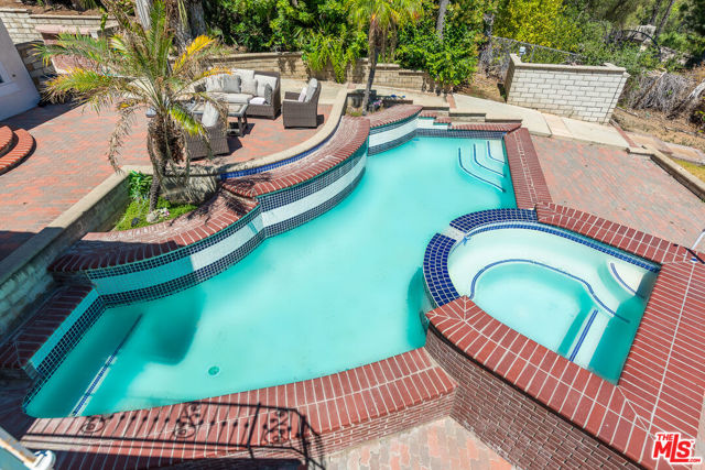 2357 Knob Hill Drive, Riverside CA: https://media.crmls.org/mediaz/96a047e4-a15b-4b45-9cf3-d3d7438b8790.jpg