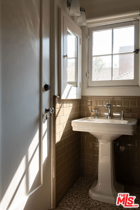 3756 Effingham Place, Los Angeles CA: https://media.crmls.org/mediaz/96a054e4-6a2f-4ef0-997e-e33d9c0823d0.jpg