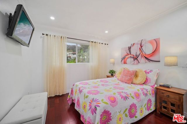 9520 Via Tivoli, Burbank CA: https://media.crmls.org/mediaz/96a11870-7186-4685-af61-8208eebbdc3e.jpg