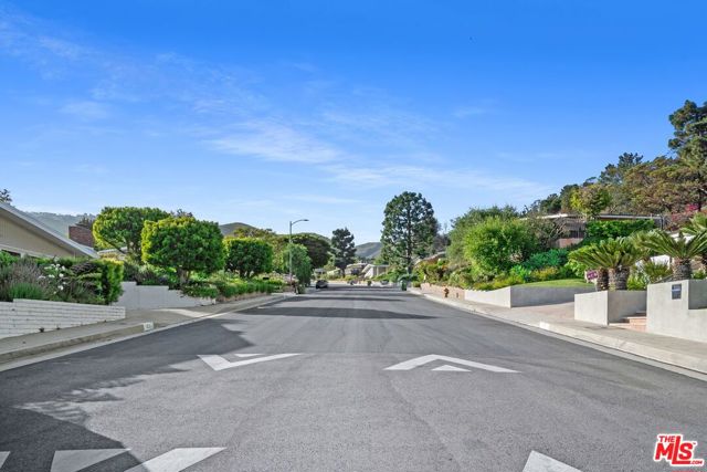 1224 El Hito Circle, Pacific Palisades CA: https://media.crmls.org/mediaz/96a131fc-0da5-48bb-aa9f-9a611e81ce47.jpg
