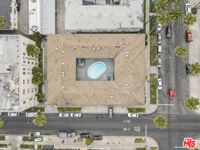 400 S Mariposa Avenue, Los Angeles CA: https://media.crmls.org/mediaz/96a13b0f-bda4-4127-9d38-992bda8bec45.jpg