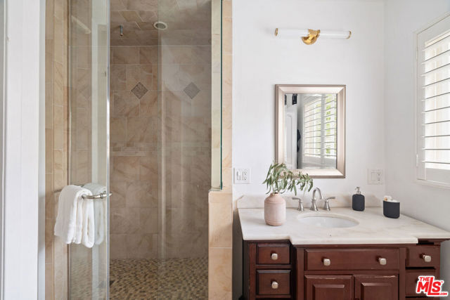 20212 Oxnard Street, Woodland Hills CA: https://media.crmls.org/mediaz/96a20a82-5b54-4dc9-aa42-f36f3b1f5aa8.jpg