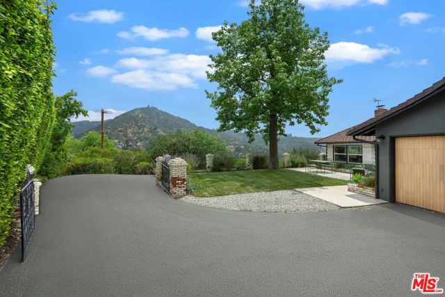 1741 Golf Club Drive, Glendale CA: https://media.crmls.org/mediaz/96a297d5-0517-451f-ae81-c6619eb4b3fb.jpg