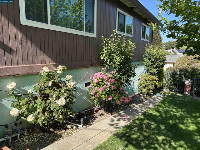 826 Veale, Martinez CA: https://media.crmls.org/mediaz/96a2c434-f1c0-4004-91f6-62e887818422.jpg