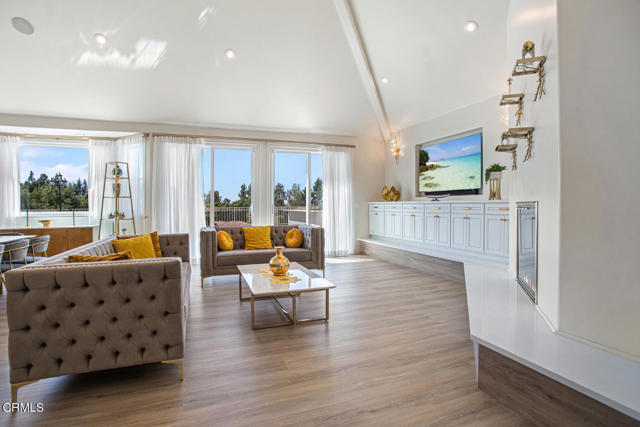 848 Greenridge Drive, La Canada Flintridge CA: https://media.crmls.org/mediaz/96a422bd-cbc6-406e-a996-f1f15549d3c6.jpg