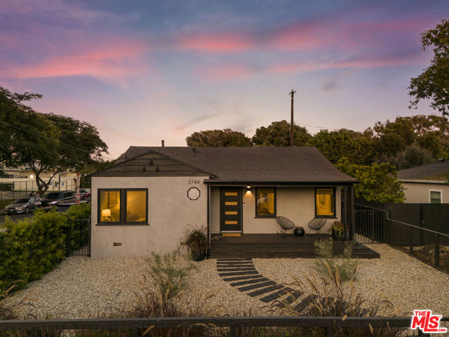 3744 Redwood Avenue, Los Angeles CA: https://media.crmls.org/mediaz/96a48c2b-90db-41f2-9d10-0bc3af14689f.jpg