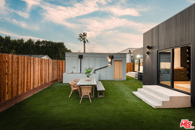 17624 Martha Street, Encino CA: https://media.crmls.org/mediaz/96a501b2-3e11-4960-93f2-b5c77fd8a45d.jpg