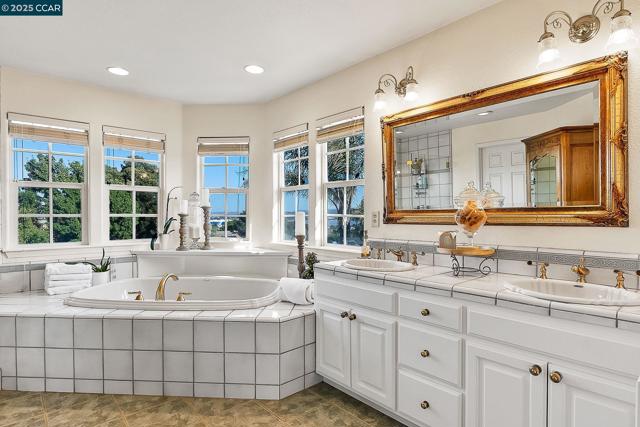 1620 Saint Francis Ct, Benicia CA: https://media.crmls.org/mediaz/96a56d30-7aca-4966-a214-d801787d54ab.jpg