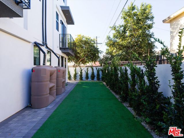 2817 S Redondo Boulevard, Los Angeles CA: https://media.crmls.org/mediaz/96a5aeae-d051-4663-aecc-6712f2037e17.jpg