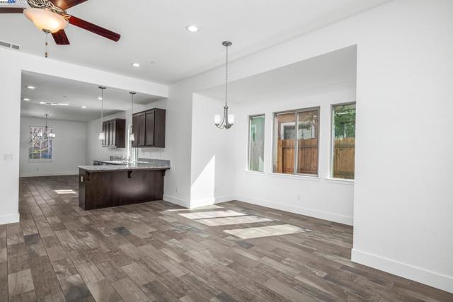 115 Lemon Blossom Ln, Patterson CA: https://media.crmls.org/mediaz/96a71a53-593d-46a4-9153-5b60fa351179.jpg
