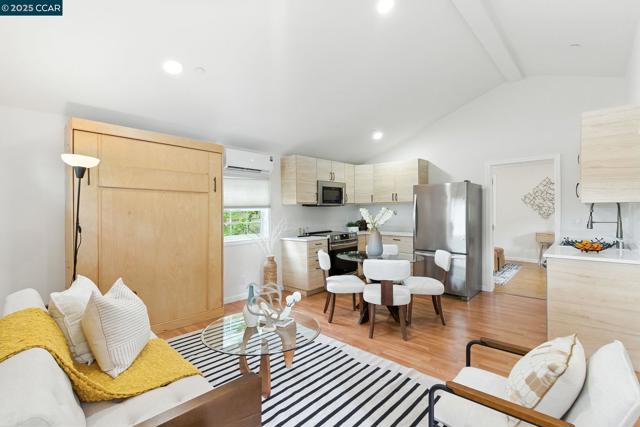 122 Stein Way, Orinda CA: https://media.crmls.org/mediaz/96a73e93-8220-49d6-910c-1d069423d29e.jpg