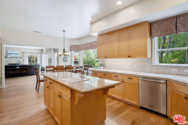 23040 Blue Bird Drive, Calabasas CA: https://media.crmls.org/mediaz/96a8241d-5d64-406e-9447-86503538e76b.jpg