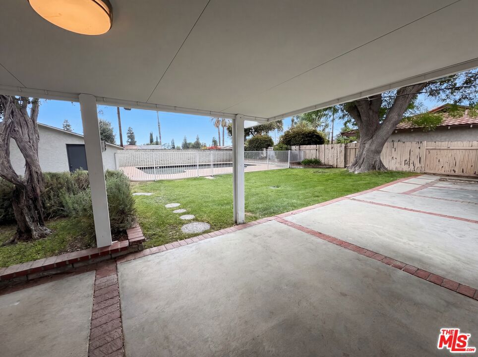 https://media.crmls.org/mediaz/96a97bed-7d7f-4ea2-b6dd-33bb29c974af.jpg?preset=X-Large