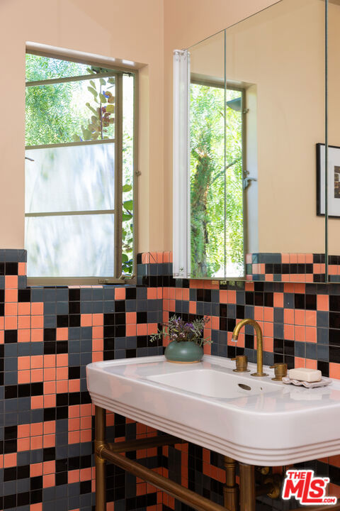 5514 Ridge Oak Drive, Los Angeles CA: https://media.crmls.org/mediaz/96a982e3-400f-4a4c-917b-ee5f44b8faba.jpg