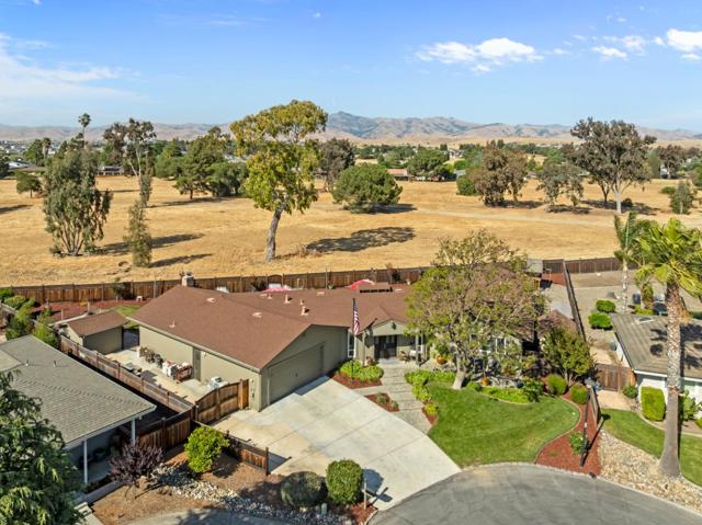 60 Dots Circle, Hollister CA: https://media.crmls.org/mediaz/96aa68e2-41cc-4e9c-8fae-59db76e74d6d.jpg