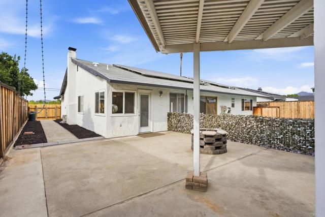 1711 Oak Hill Dr, Escondido CA: https://media.crmls.org/mediaz/96aaea42-3648-4263-ac51-81a7d5dd302b.jpg