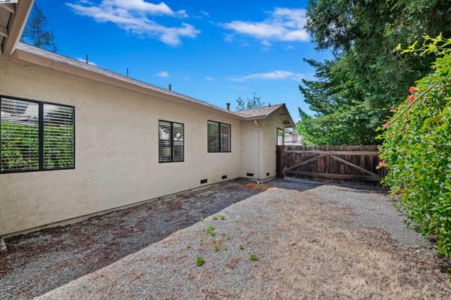 4182 Garatti Court, Pleasanton CA: https://media.crmls.org/mediaz/96ab85f3-284b-4a96-ab23-aa48e9f08c37.jpg