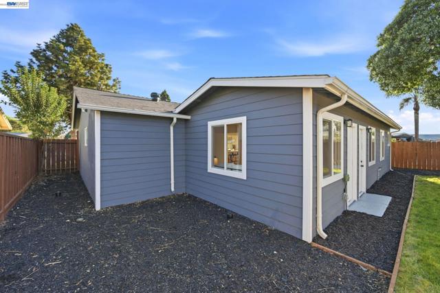 137 Tamarack Dr, Union City CA: https://media.crmls.org/mediaz/96ac9ae8-2178-460d-8cc0-2dfa5eb6d72d.jpg