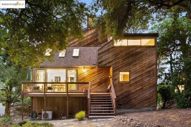 2112 Manzanita Dr, Oakland CA: https://media.crmls.org/mediaz/96accebd-d40c-48ee-ba7d-e7e02e7577f5.jpg