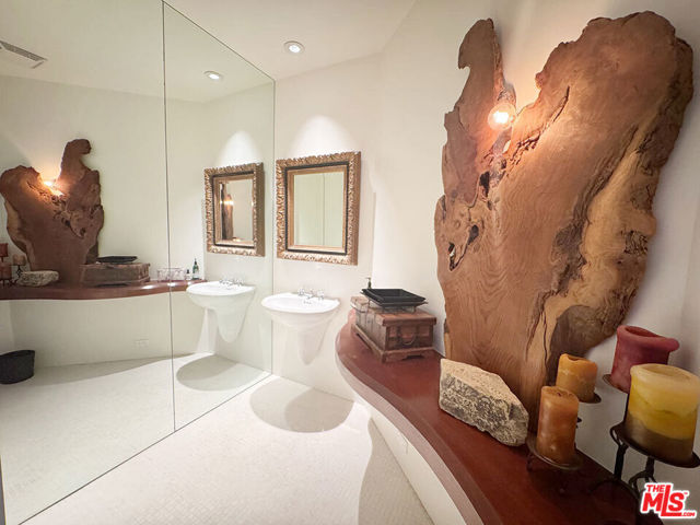 3505 Ocean Front Walk, Marina del Rey CA: https://media.crmls.org/mediaz/96acda46-6045-437d-8740-17c65f53f189.jpg