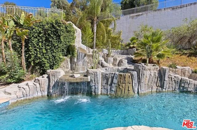 4434 Grimes Place, Encino CA: https://media.crmls.org/mediaz/96adddcd-ea9d-41a3-982e-db62ecc1cfe9.jpg